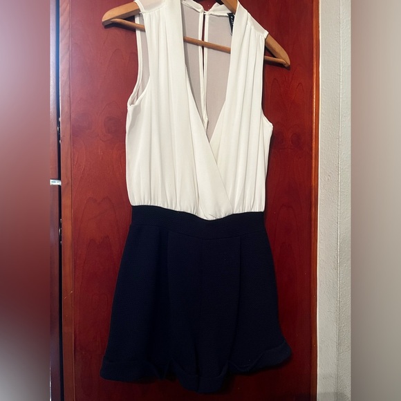 Blue Mint Blue & White Tuxedo Style Ruffle Neck Romper Sz Small Women - Picture 5 of 8